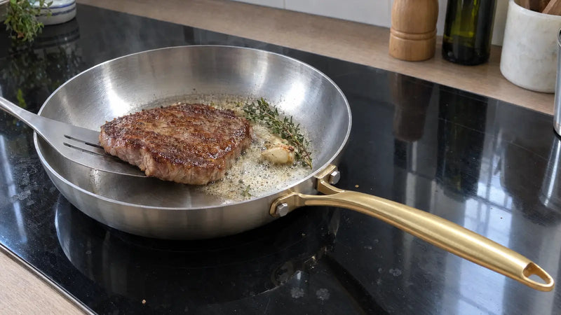 Bien utiliser une poêle en inox : l'entrecôte saisie au beurre et au thym se détache toute seule sous la spatule
