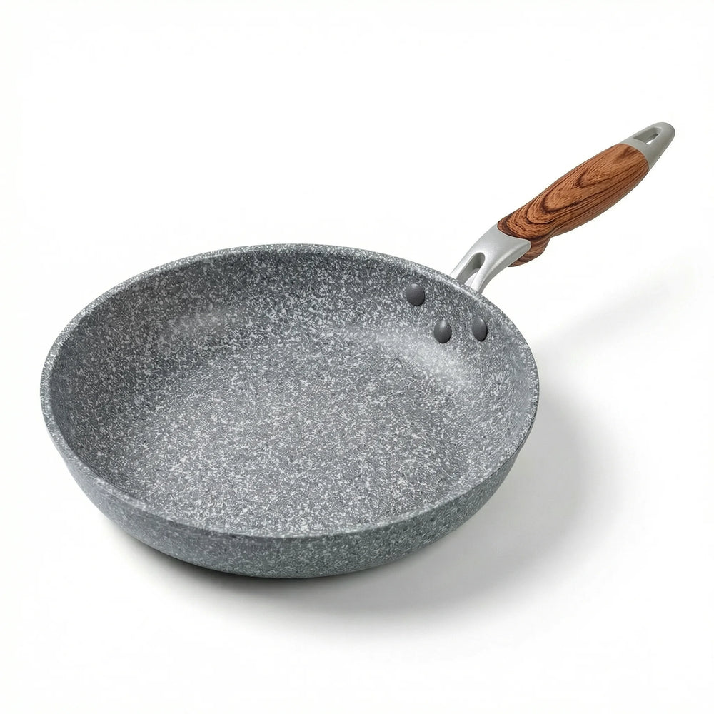 Caractéristiques techniques d'une poêle en aluminium avec manche en bois sur fond blanc.