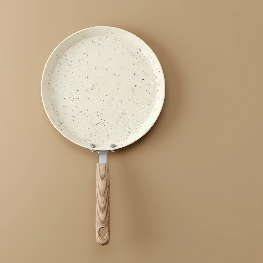 Vue de dessus poêle à crêpe 18 cm compatible induction, revêtement clair effet pierre.