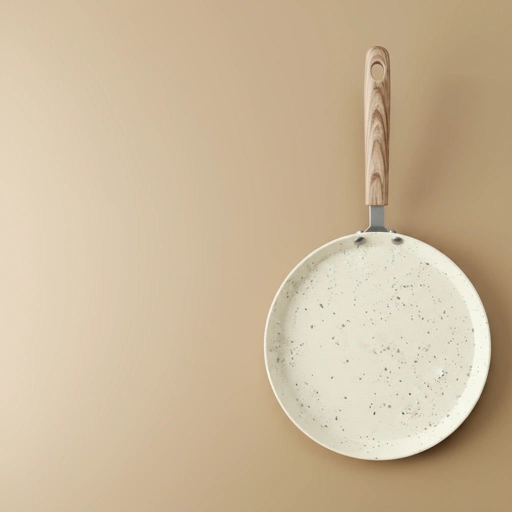 Poêle à crêpe 22 cm : vue de dessus avec le manche vers le haut.