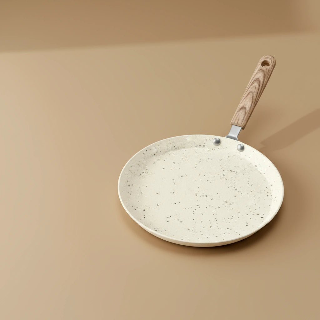 Poêle à crêpe 22 cm au revêtement effet pierre sur fond uni, idéale pour l'induction.