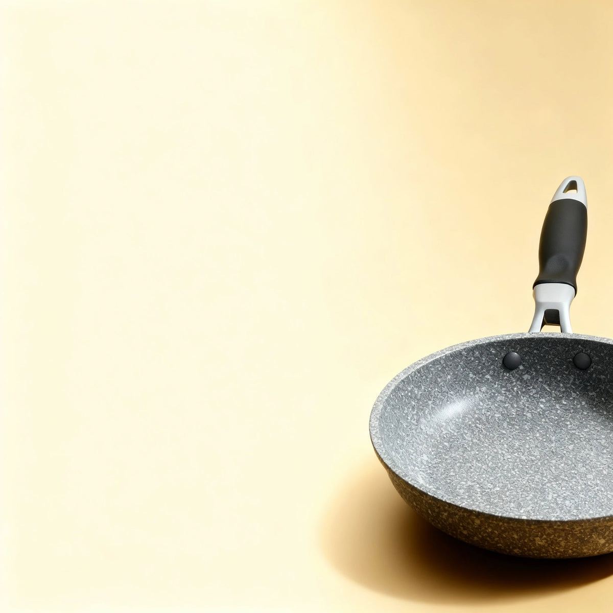 Poêle en aluminium 20 cm : détail du bord et du manche noir.