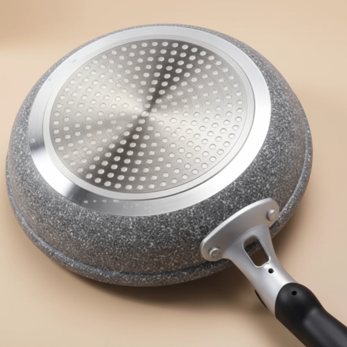 Vue du dessous de la poêle en aluminium 20 cm, montrant son fond adapté à toutes les sources de chaleur, y compris l'induction.