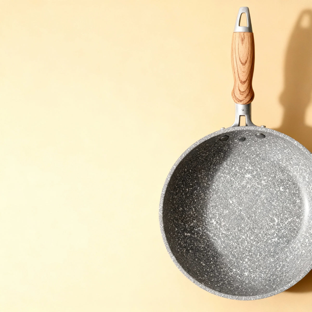 Poêle en aluminium induction 26 cm : vue de dessus de la surface mouchetée.