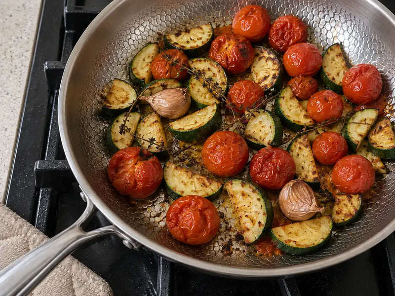 Poêle en titane avis : tomates cerises, courgettes, ail et thym rôtis au four dans une poêle en titane martelé