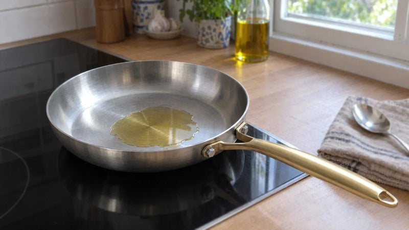 Quand mettre de l'huile dans une poêle en inox ? Une cuillère d'huile vient d'être versée au centre de la poêle chaude