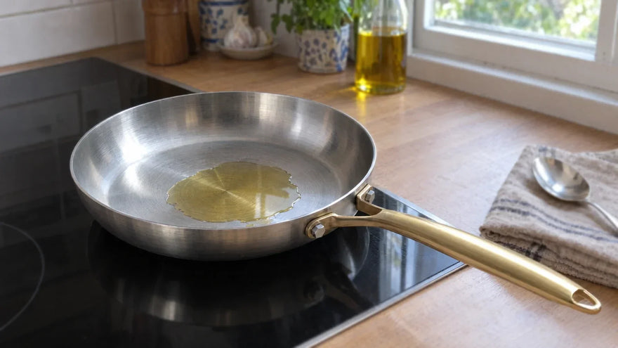 Quand mettre de l'huile dans une poêle en inox ? Une cuillère d'huile vient d'être versée au centre de la poêle chaude