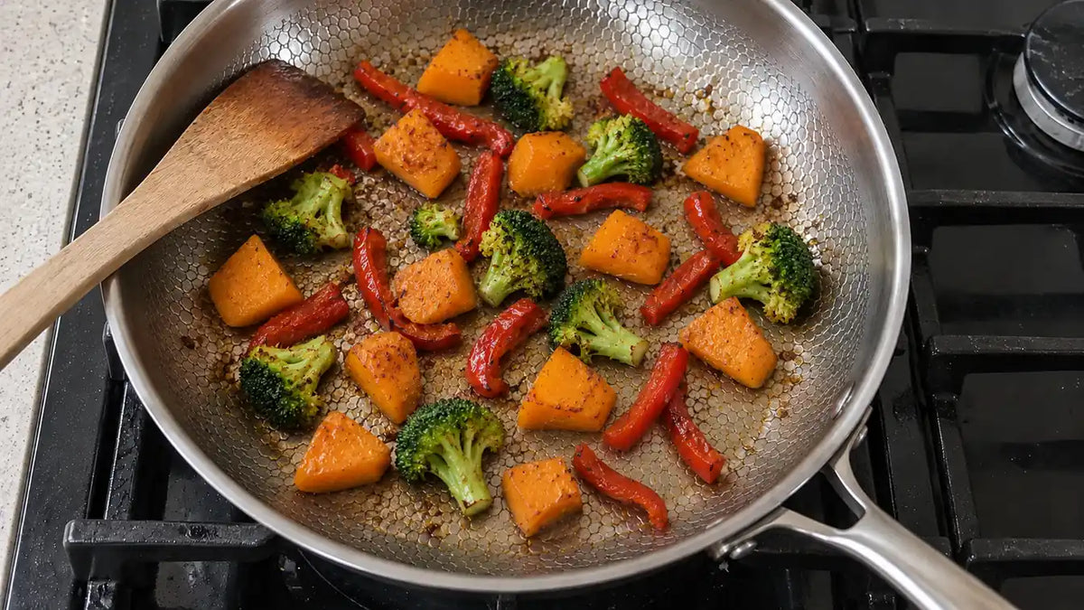 Toxicité du titane : une poêlée de courge, de brocoli et de poivron rouge cuit directement sur une poêle en titane martelé