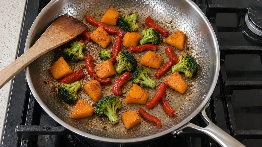 Toxicité du titane : une poêlée de courge, de brocoli et de poivron rouge cuit directement sur une poêle en titane martelé