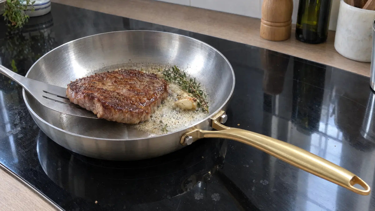 Bien utiliser une poêle en inox : l'entrecôte saisie au beurre et au thym se détache toute seule sous la spatule