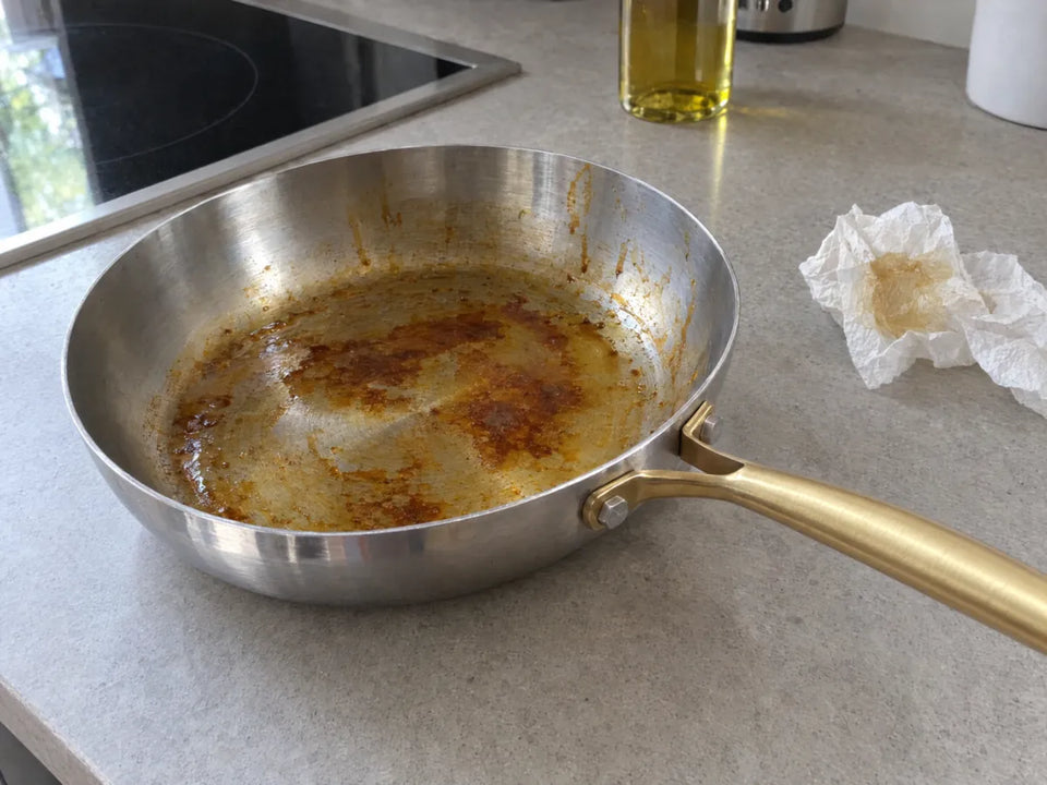 Culotter une poêle en inox laisse des taches brunes et collantes d'huile cuite sur sa surface de cuisson