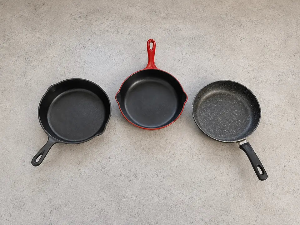 Durée de vie selon la poêle : une fonte naturelle noire, une fonte émaillée rouge et une poêle antiadhésive en aluminium