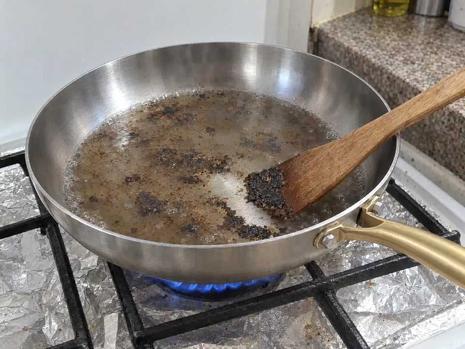 Nettoyer une poêle en inox brûlée : un fond d'eau qui bout et une spatule en bois décollent la croûte noire