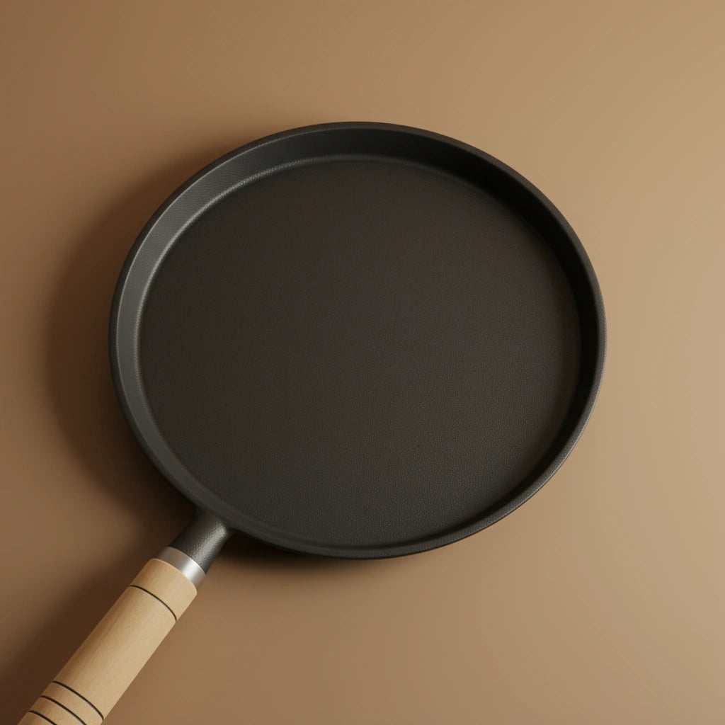 Poêle à crêpe en fonte 23 cm : vue rapprochée de dessus.