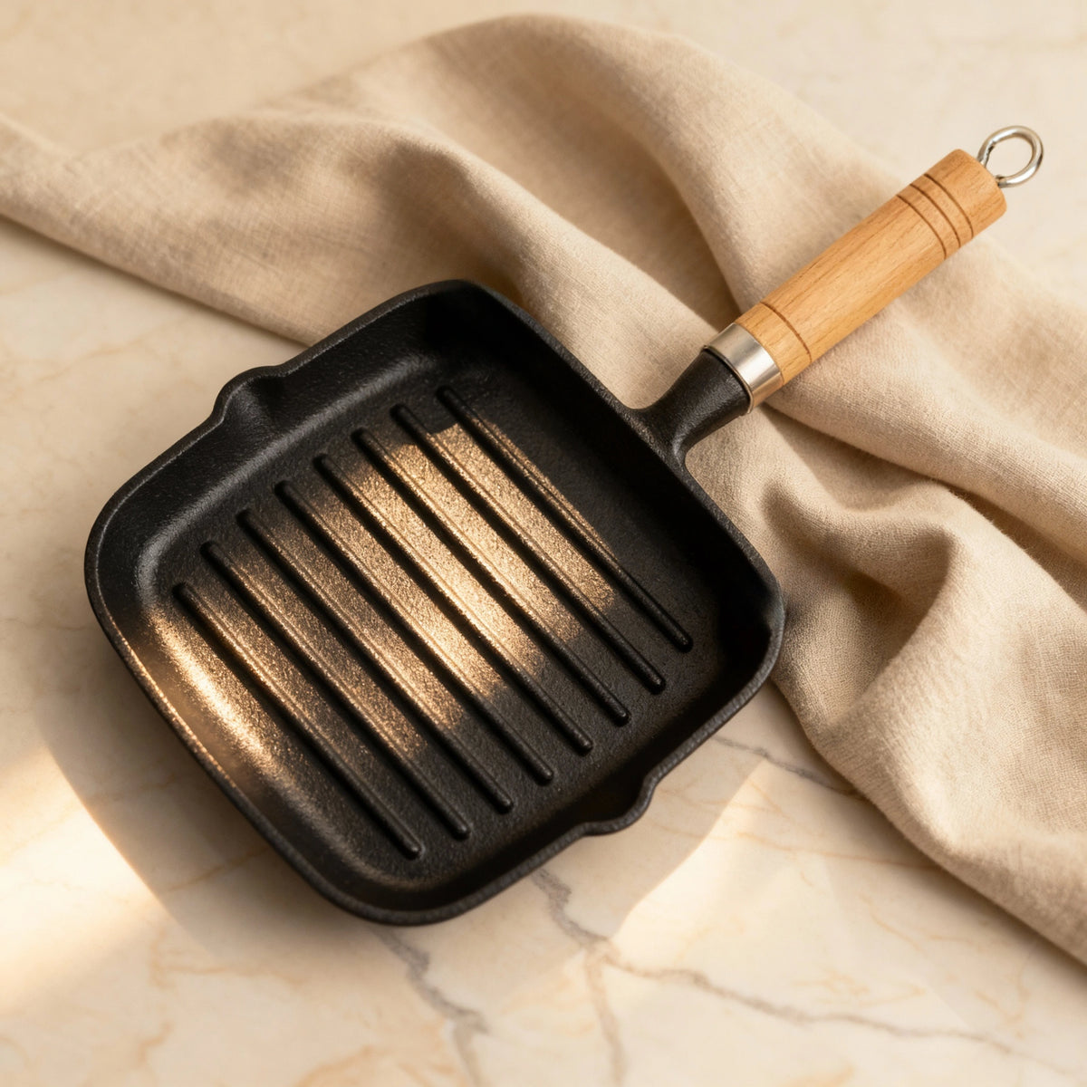 Poêle à Griller en Fonte 18 cm : vue de dessus du modèle carré sur un torchon.