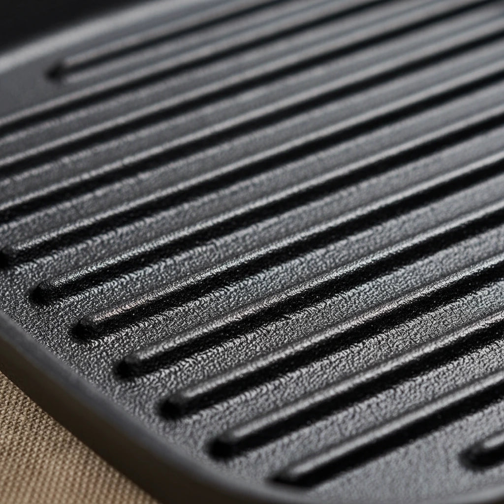 Poêle à Griller en Fonte 24 cm : gros plan sur la texture des rainures.