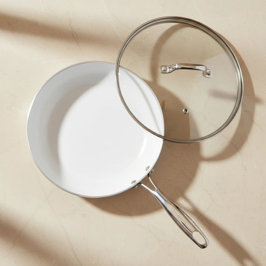 Vue de dessus de la poêle antiadhésive saine de 30 cm et de son couvercle en verre, parfaite pour saisir et mijoter.