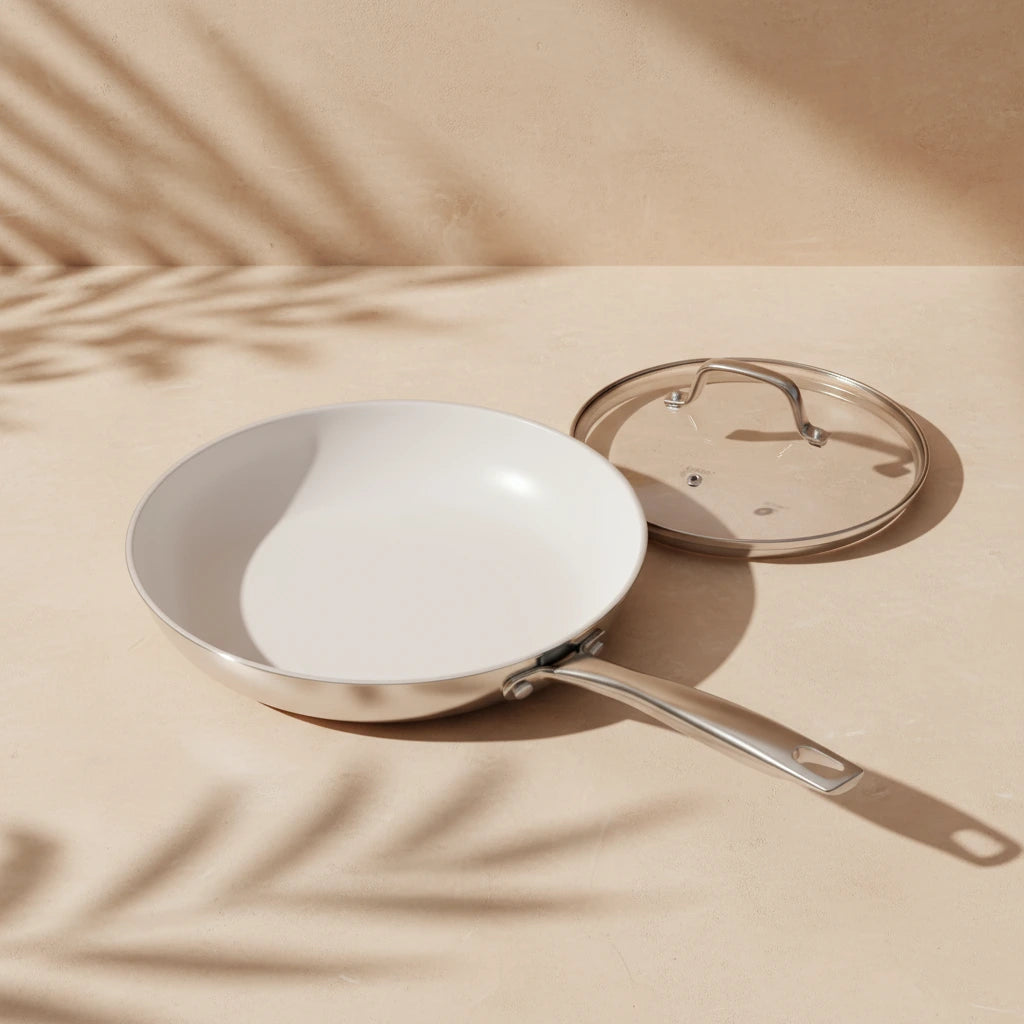 Poêle céramique blanche : vue de dessus avec un couvercle en verre et une ombre portée.