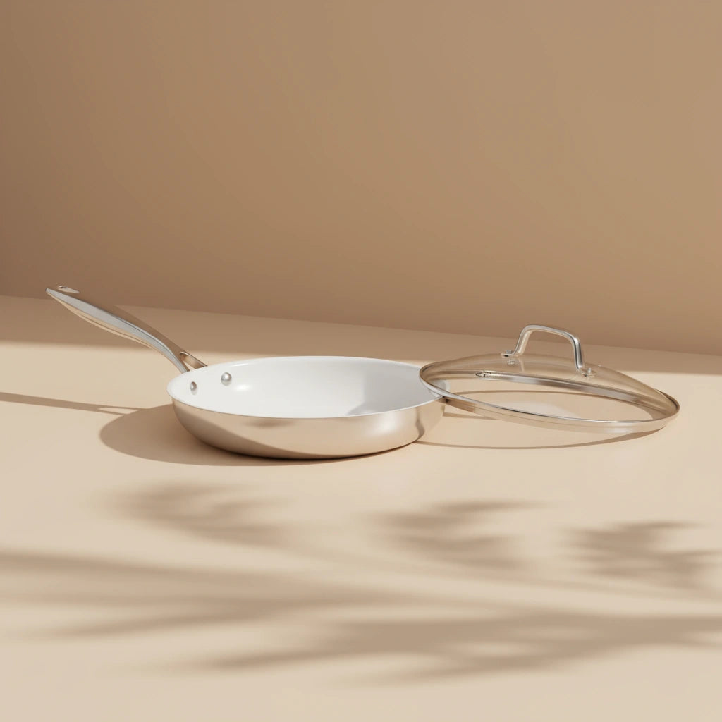 Poêle céramique blanche : vue de profil avec un couvercle en verre à côté.
