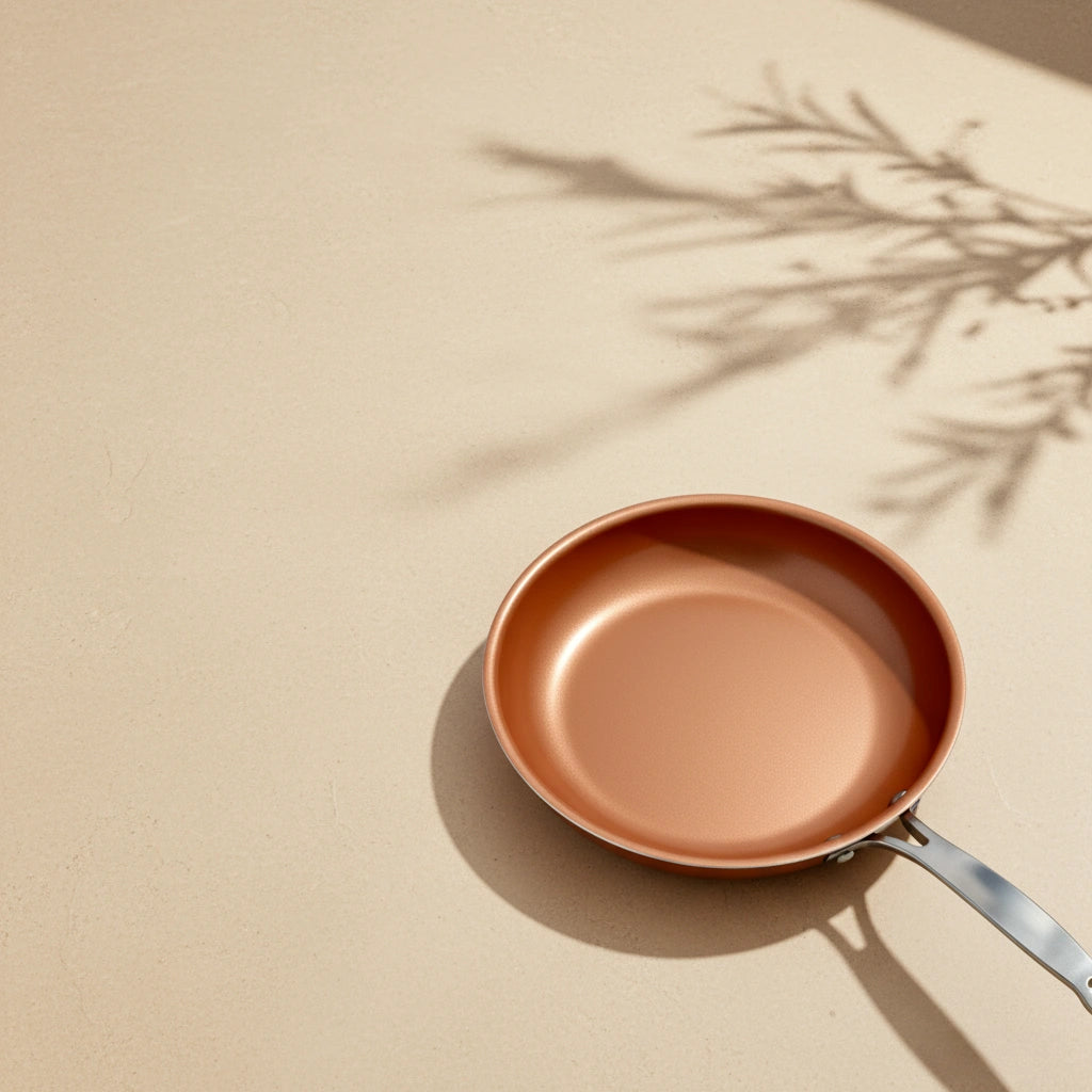 Poêle en céramique 20 cm : présentation sur un fond beige.
