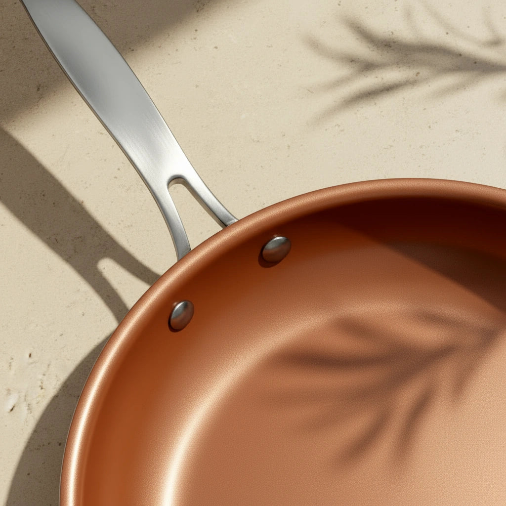 Poêle en céramique 28 cm : gros plan sur les deux rivets du manche.
