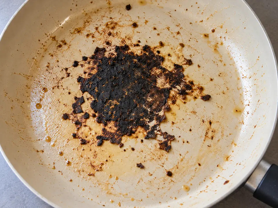 Poêle en céramique brûlée : une croûte noire, épaisse et sèche d'aliments carbonisés sur la surface de cuisson