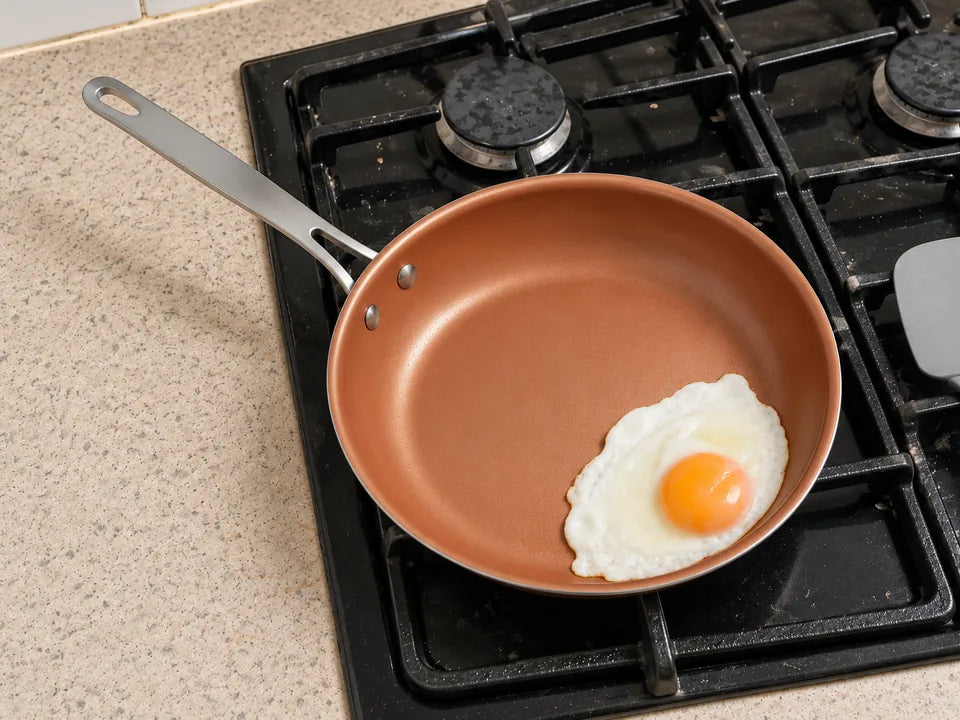 Poêle en céramique neuve : un œuf au plat glisse sur son revêtement lisse dès la première cuisson, sans technique