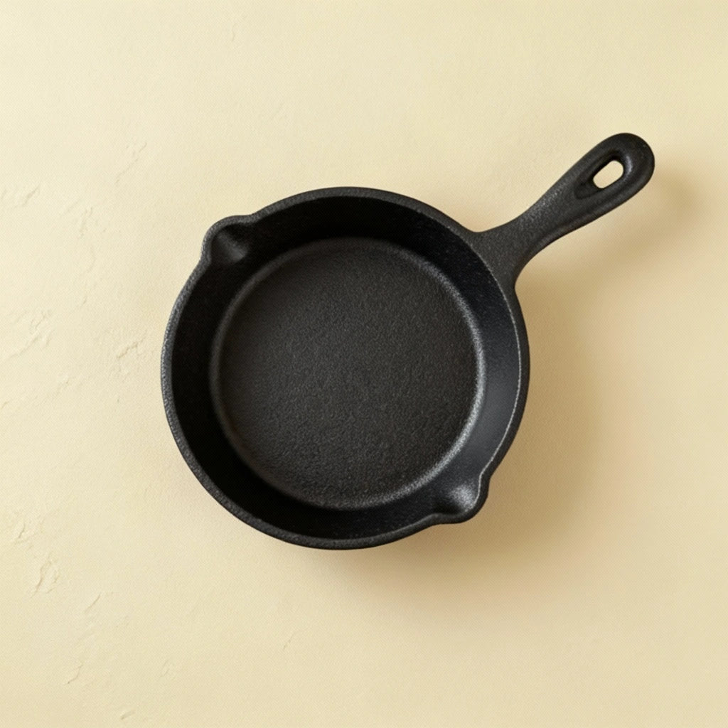 Poêle en fonte 10 cm : vue de dessus du petit modèle noir sur fond clair.
