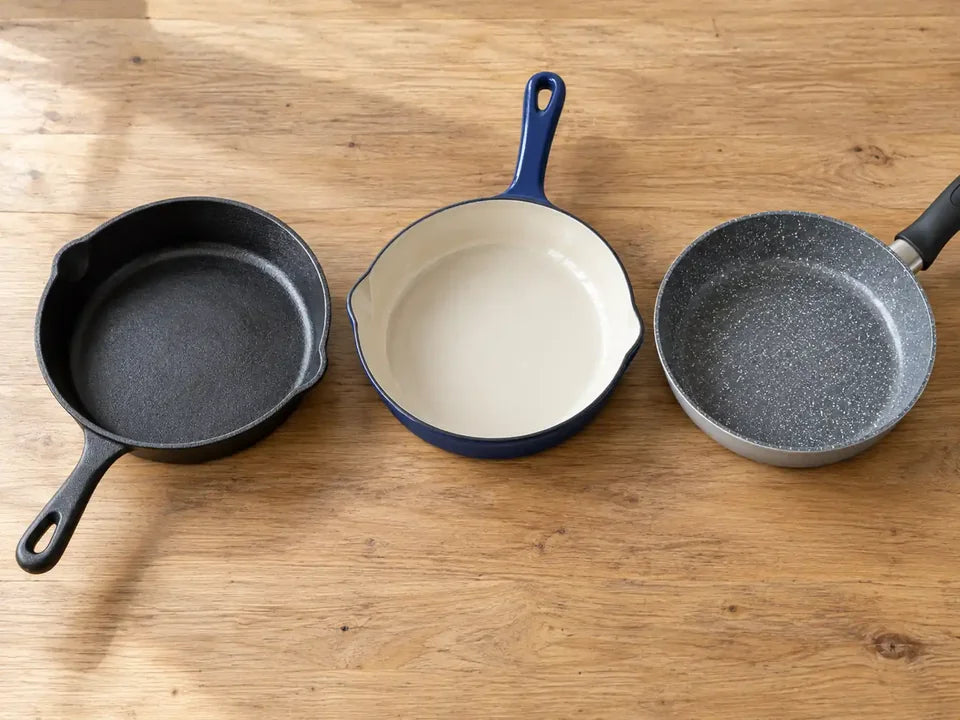 Trois poêles vendues sous le nom fonte : une poêle en fonte naturelle noire, une poêle en fonte émaillée bleue et une poêle antiadhésive en fonte d'aluminium