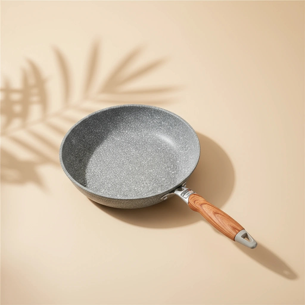 Poêle en pierre 24 cm compacte, revêtement antiadhésif et manche effet bois, idéale pour les petites portions.