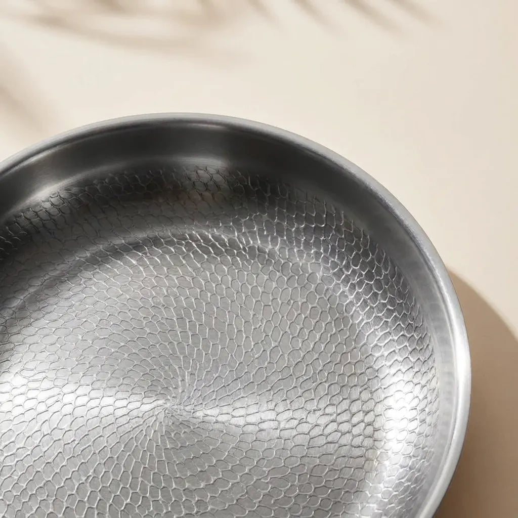 Poêle en titane 26 cm, gros plan sur les alvéoles en titane pur de sa surface de cuisson martelée