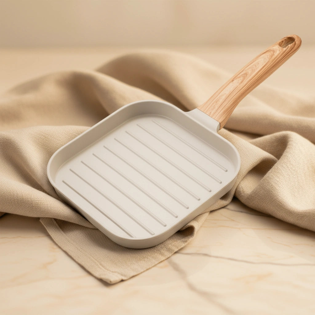 Poêle Grill Carrée : modèle beige à fond strié et manche effet bois.