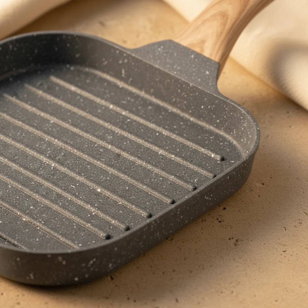 Poêle Grill en Pierre : gros plan sur les rainures et le revêtement moucheté.