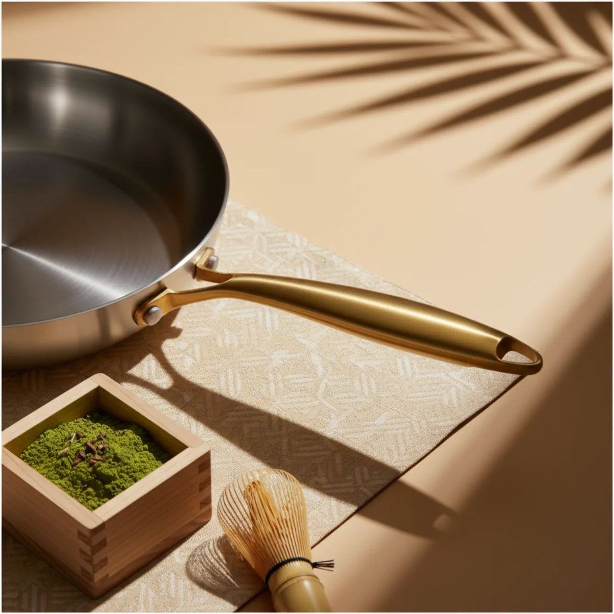 Poêle induction 26 cm vue de dessus, une coupelle de matcha et un fouet en bambou posés à côté