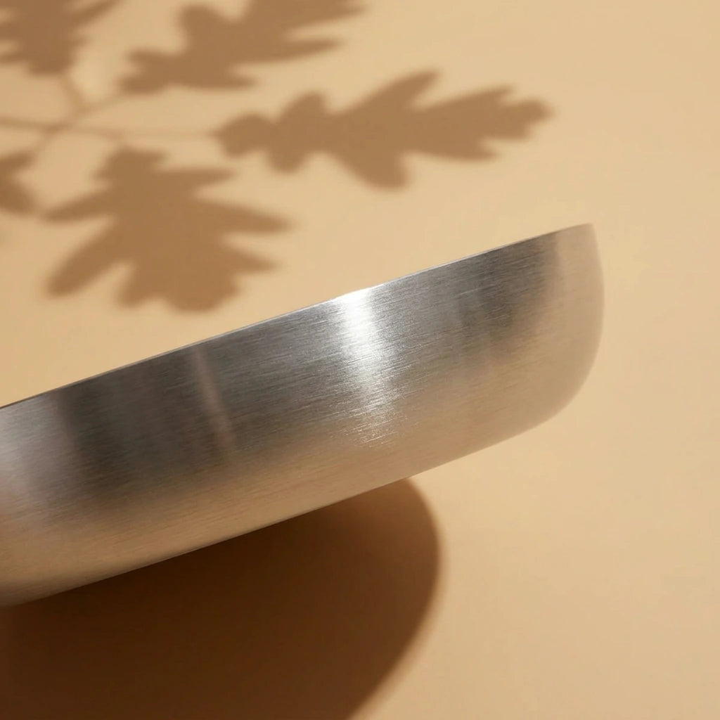 Tranche du bord de la poêle induction 30 cm vue de côté, la finesse régulière de sa paroi