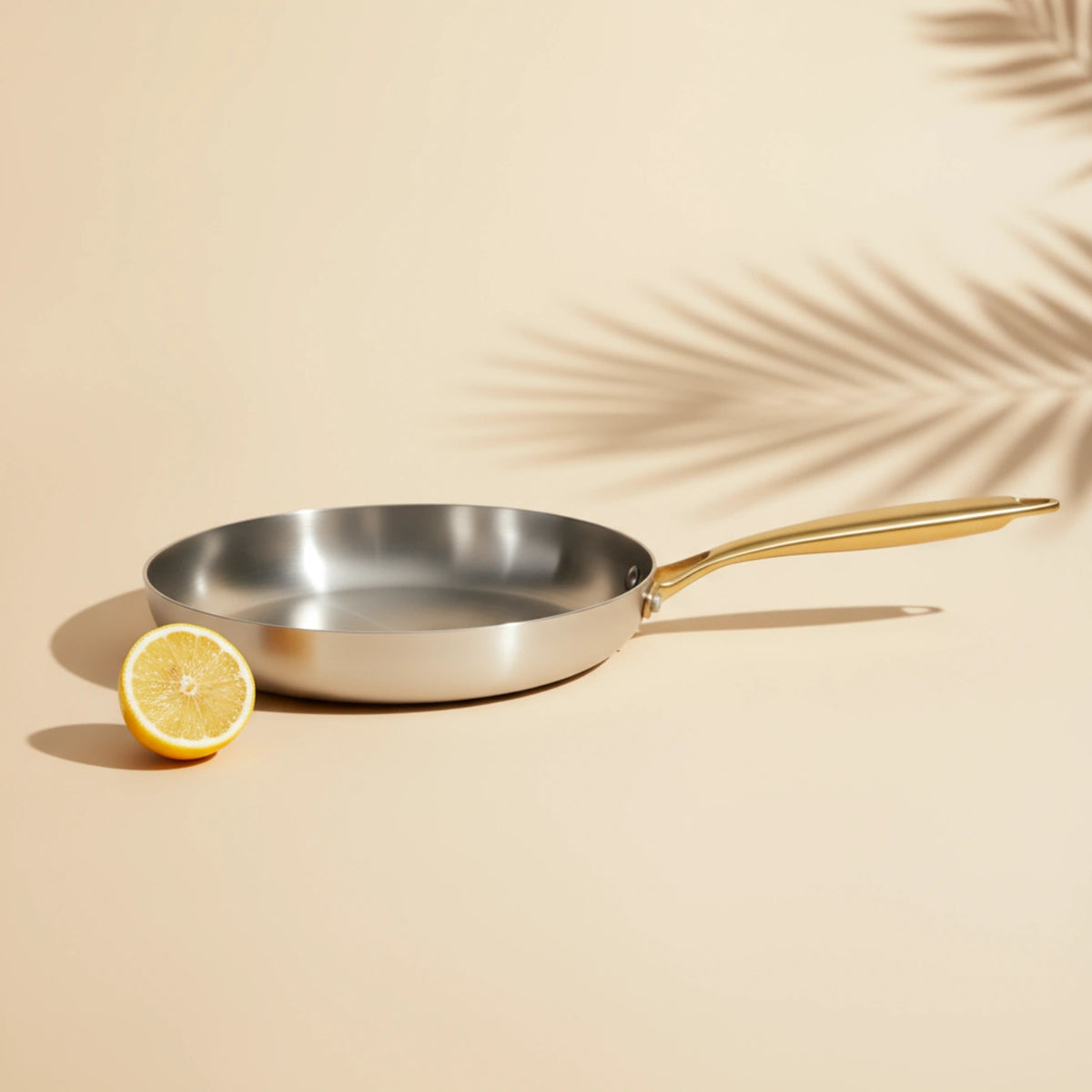 Poêle inox 24 cm : vue de profil avec un demi-citron.