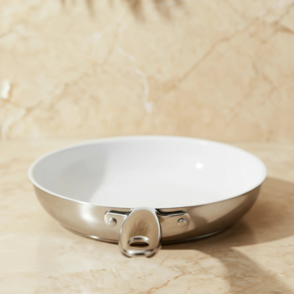 Vue de profil de la poêle inox céramique 30 cm, mettant en évidence l'anneau ou l'anse latérale opposée à la poignée principale.