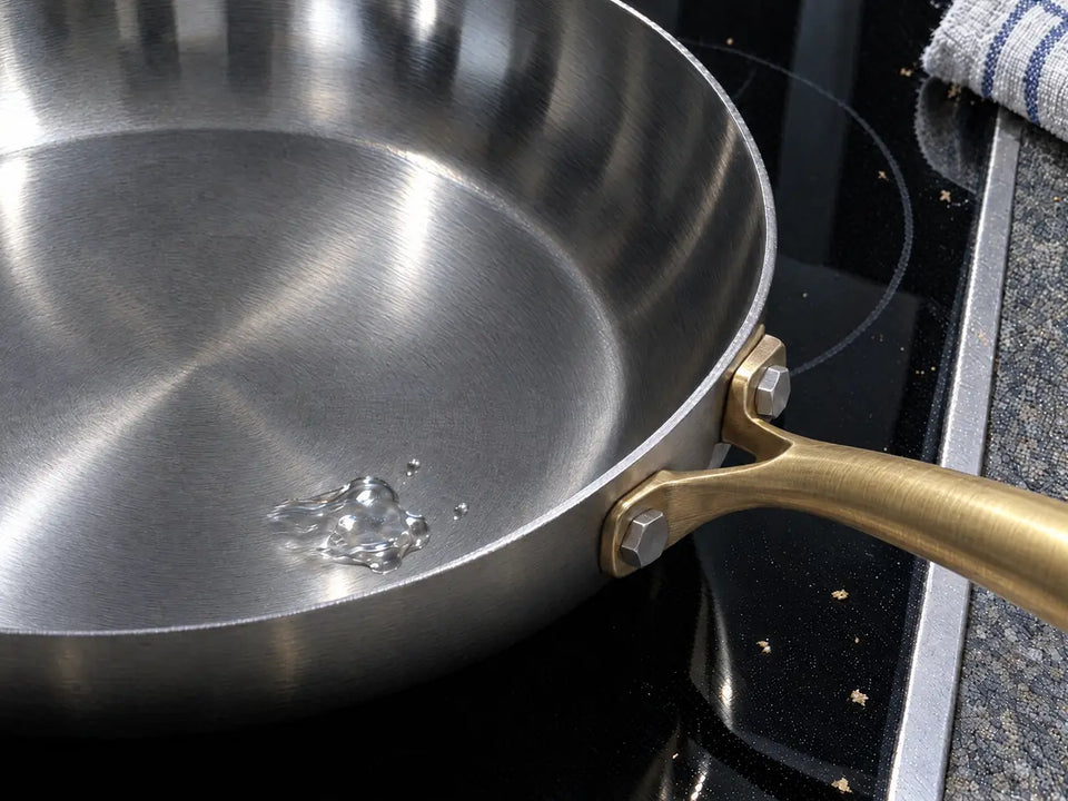 Test de la goutte d'eau : une bille d'eau danse sur une poêle en inox chaude, c'est l'effet Leidenfrost