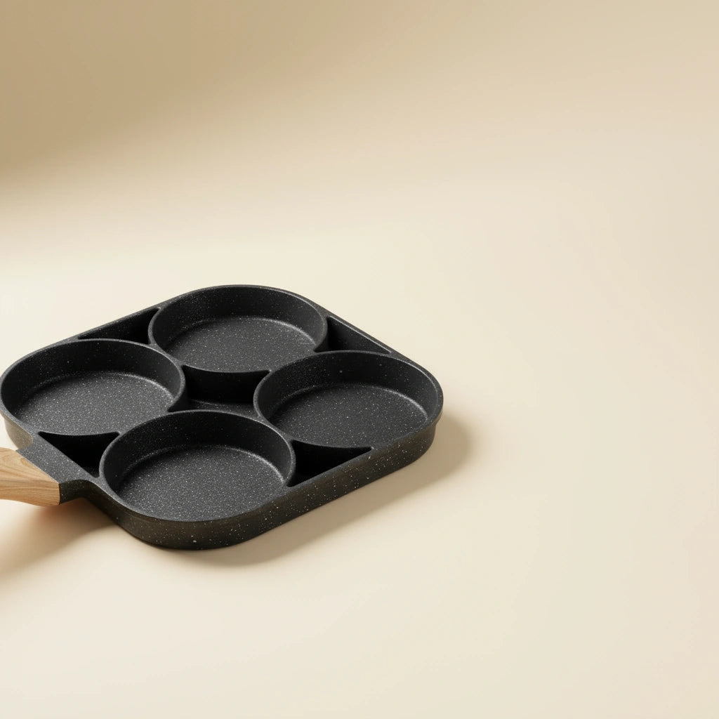 Poêle Mini Pancake : vue en perspective du corps noir sur fond beige.