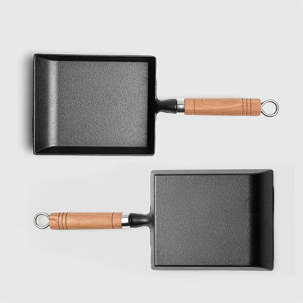 Poêle Tamagoyaki en fonte : deux orientations du modèle rectangulaire sur fond clair.