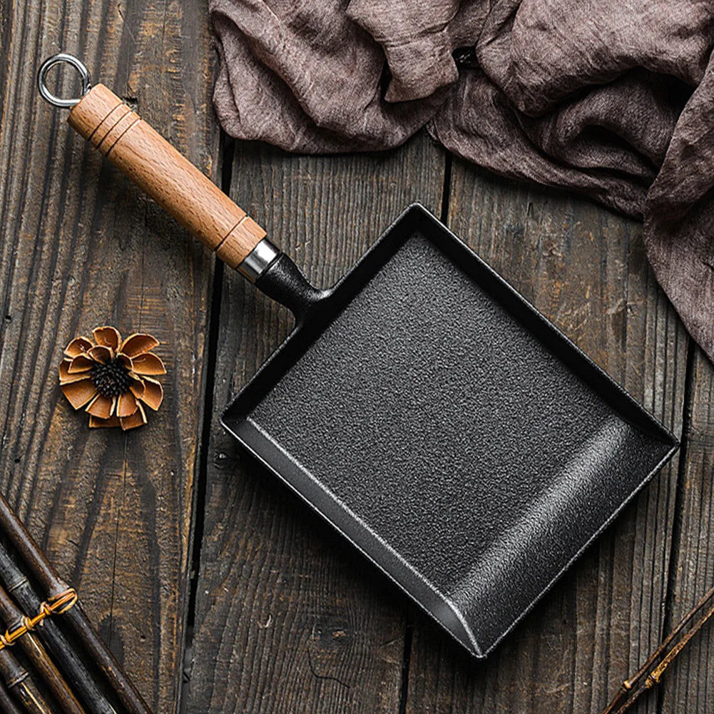 Poêle Tamagoyaki en fonte : vue de dessus sur une table en bois sombre.