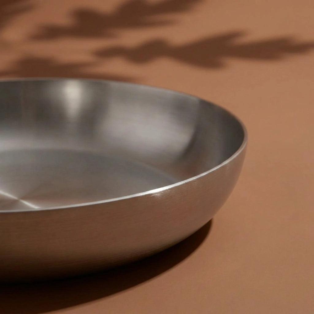 Bord arrondi et surface de cuisson brossée de la poêle tous feux 30 cm, vus en gros plan