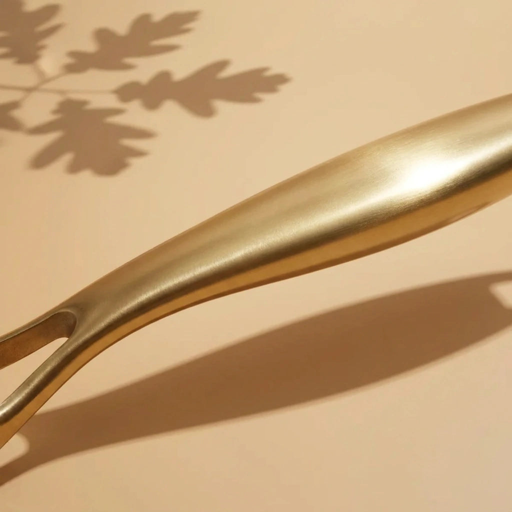 Galbe du manche doré de la poêle vitrocéramique 28 cm, vu de profil en gros plan