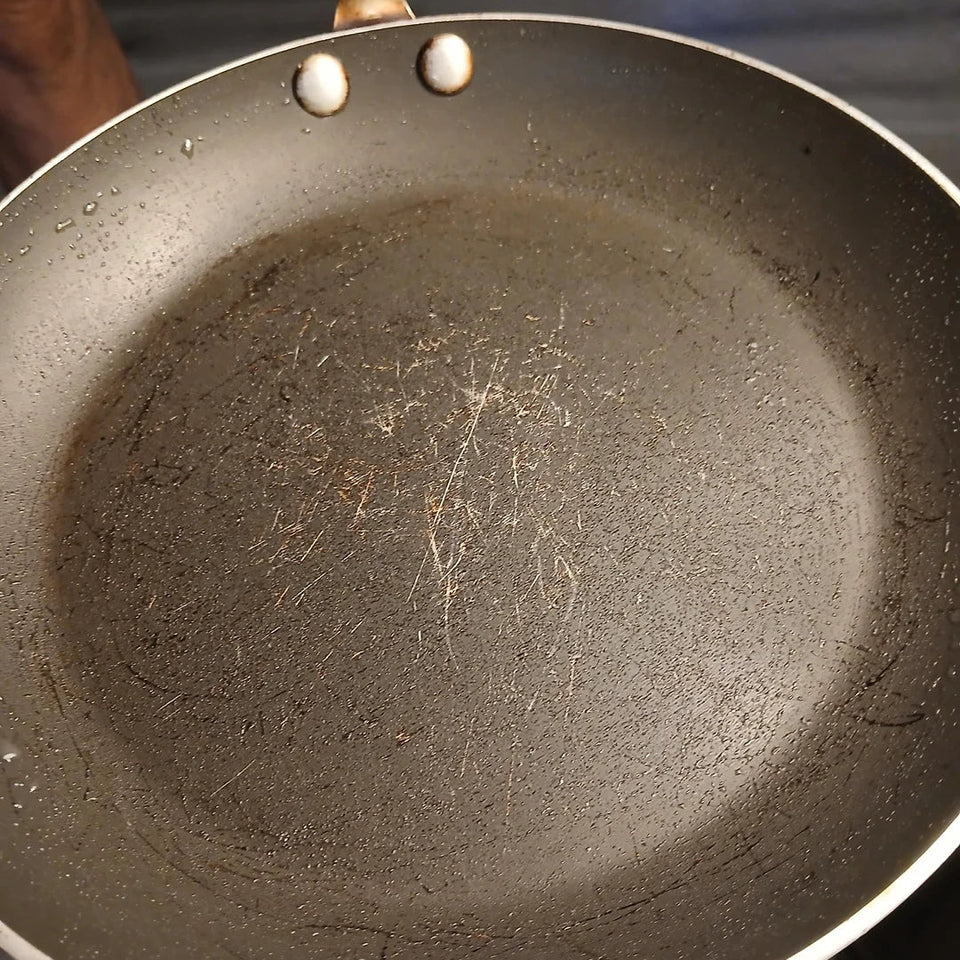 Poêle antiadhésive en teflon rayée pouvant libérer des particules toxiques dans vos plats