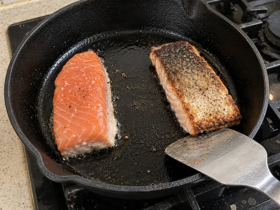 Poisson qui ne colle pas dans une poêle en fonte : deux pavés de saumon, dont un retourné avec sa peau dorée intacte