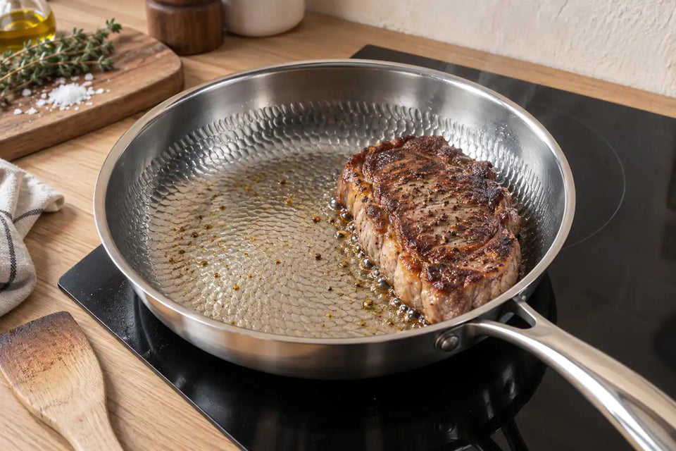 Steak à la croûte dorée qui se détache tout seul de la surface martelée d'une poêle en titane