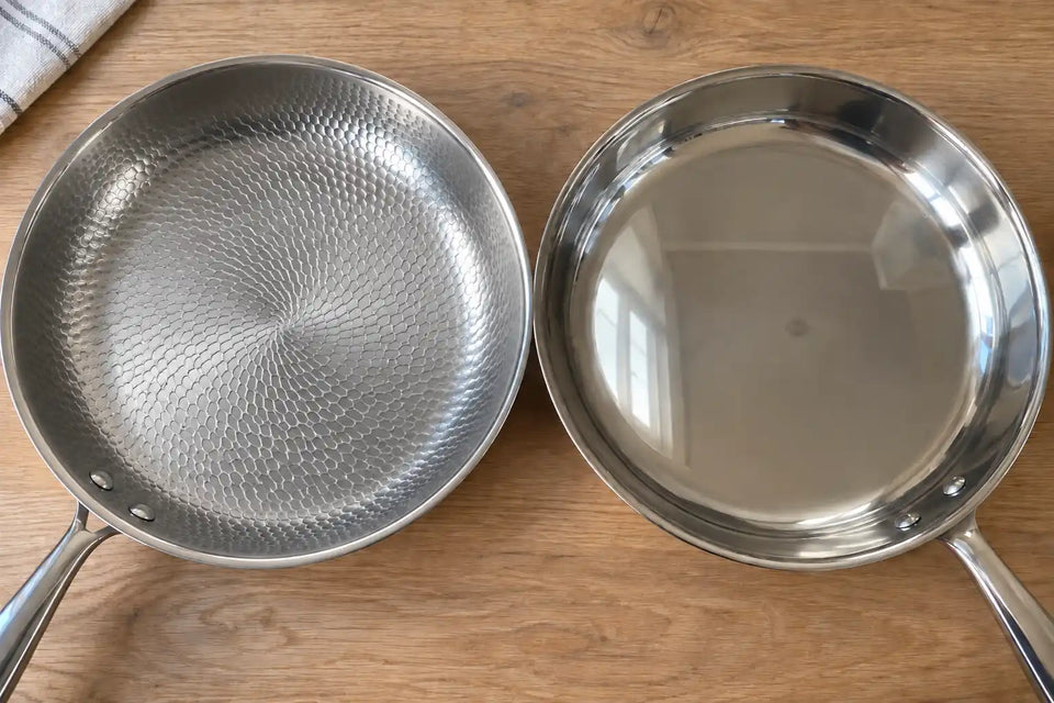 Vue de dessus des deux surfaces de cuisson côte à côte, le titane martelé couvert d'alvéoles à gauche et l'inox 18/10 lisse et poli à droite