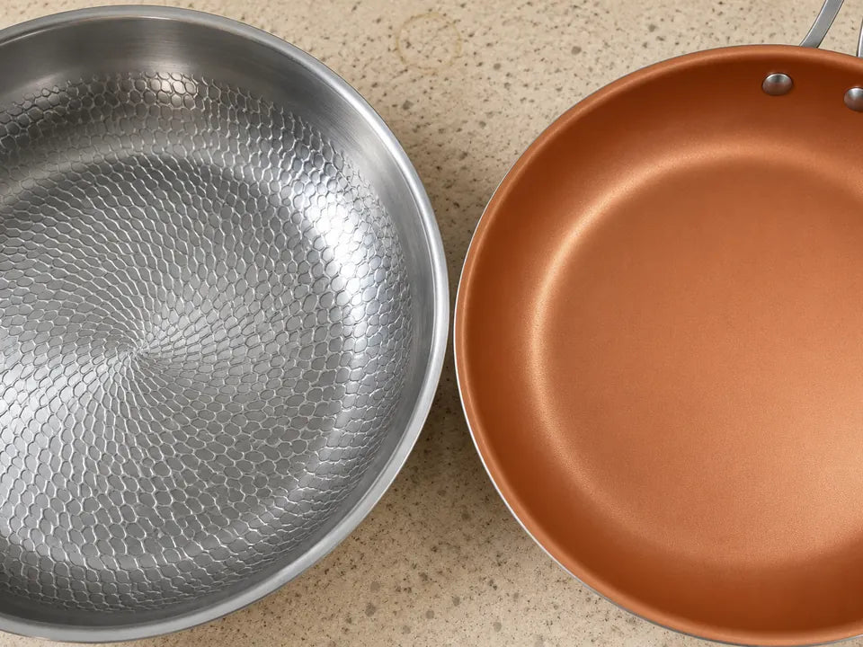 Surface de cuisson en titane pur martelé, sans revêtement, à côté du revêtement lisse et uni d'une poêle en céramique