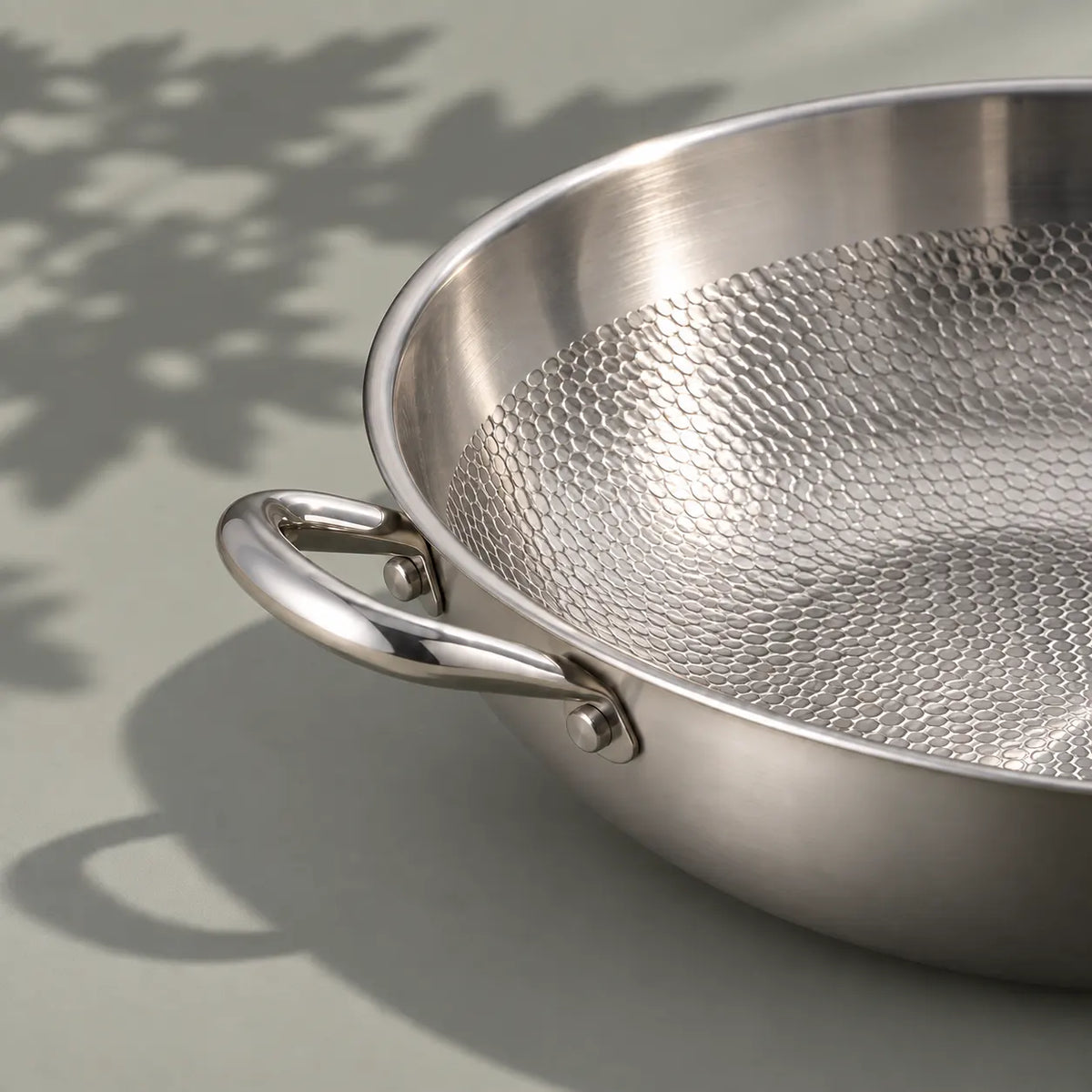 Contre-poignée rivetée du wok en titane martelé 32 cm, pour le porter à deux mains quand il est plein